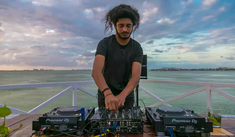 Nassim Nereo: Tejiendo Música con Ritmos y Melodías